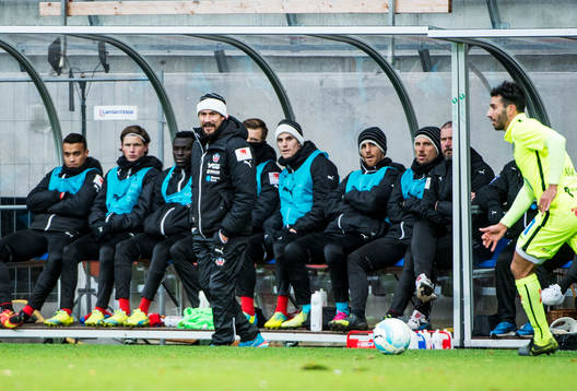 Helsingborgs manager Henrik Larsson framför avbytarbänken