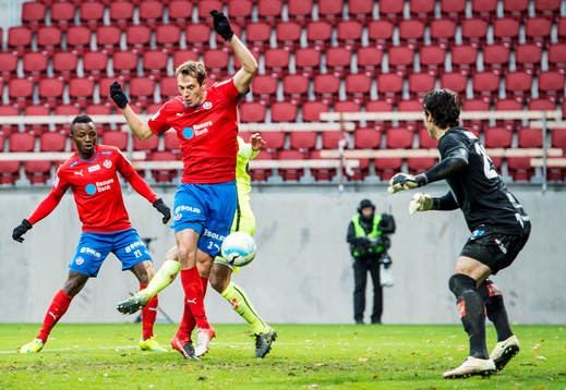Helsingborgs Frederik Helstrup Jensen slår in 1-0 på