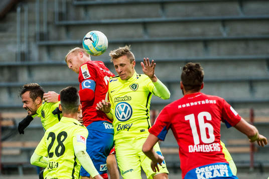 Helsingborgs Peter Larsson i nickduell med Jönköpings