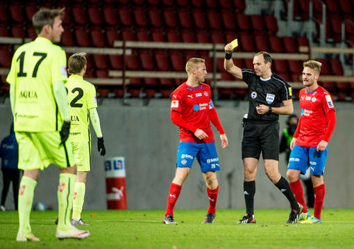 Domaren Jonas Eriksson ger Jönköpings Pawel Cibicki gult