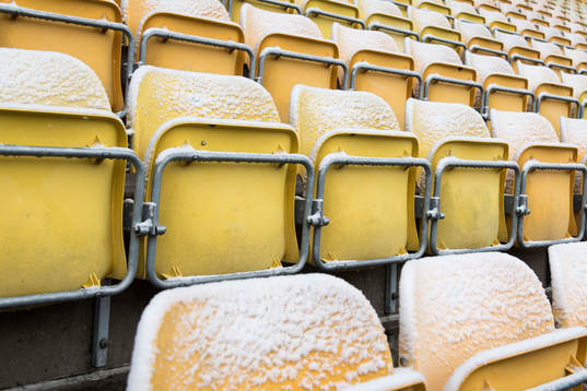 Snö på läktaren och stolarna
