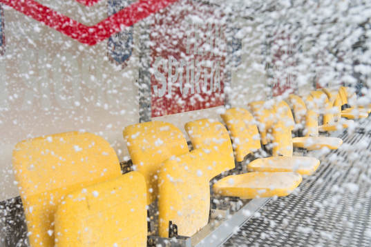Snö på stolarna för spelarna innan fotbollsmatchen i