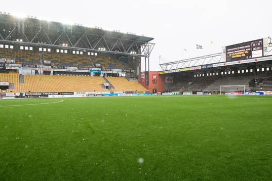 Snön faller på Borås arena innan fotbollsmatchen i