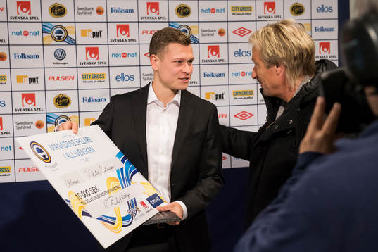 Elfsborgs Viktor Claesson tar emot priset "Månadens