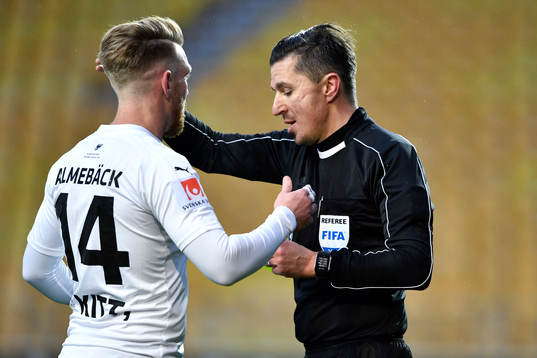 Örebros Michael Almebäck pratar med domare Bojan Pandzic