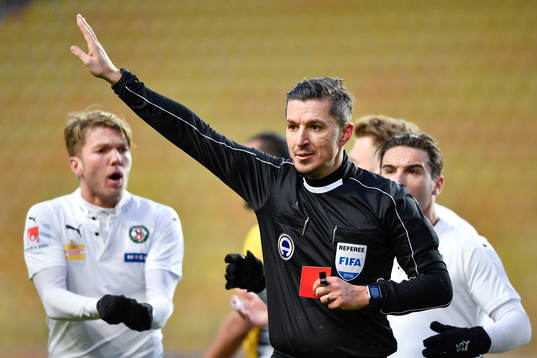 Domare Bojan Pandzic ger rött kort till Örebros Michael