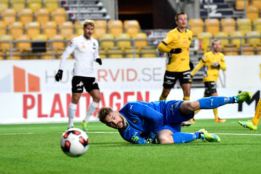 Örebros målvakt Oscar Jansson tittar