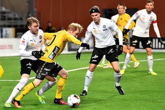Örebros Martin Broberg i kamp om bollen med Elfsborgs