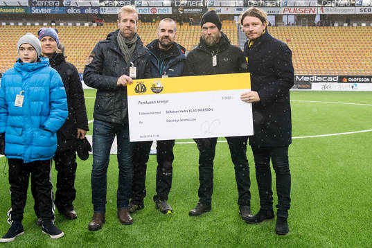 Ledare från Ödeshög IK överlämnar en check till