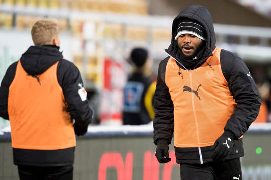 Örebros Michael Junior Omah värmer upp vid sidan