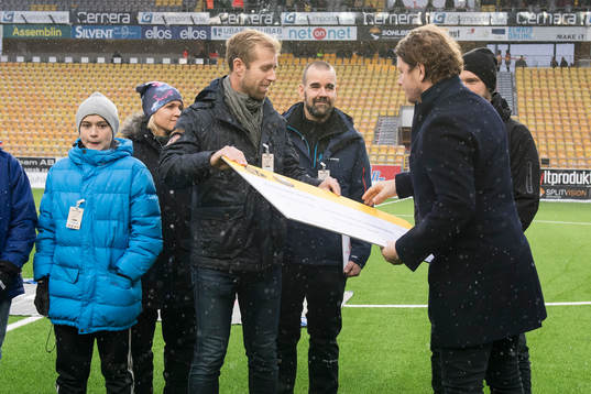 Ledare från Ödeshög IK överlämnar en check till