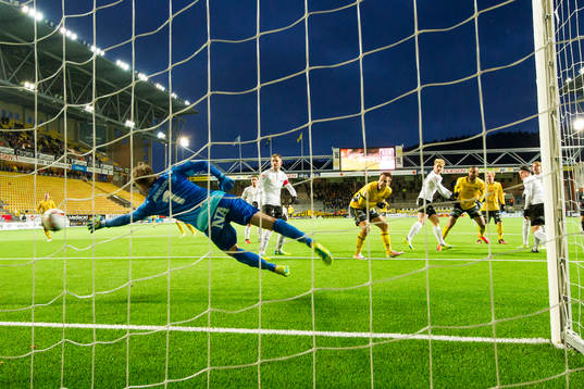Elfsborgs Issam Jebali gör 2-0 på Örebros målvakt Oscar