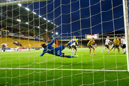 Elfsborgs Issam Jebali gör 2-0 på Örebros målvakt Oscar