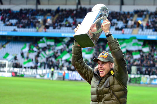 F.d. spelare i Malmö FFs Pontus Jansson, höjer pokalen