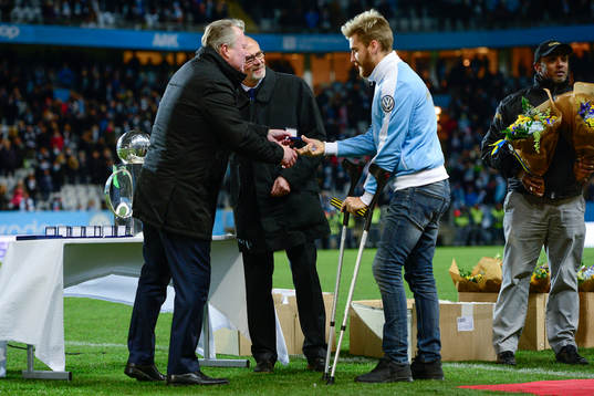 Malmö FFs Rasmus Bengtsson får sin guldmedalj av Svenska