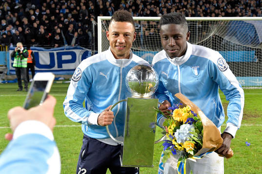 Malmö FFs Tobias Sana och Pa Konate jublar för SM-guldet