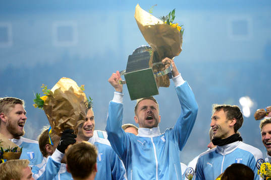 Malmö FFs Kari Arnason jublar för SM-guldet med pokalen