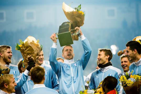 Malmö FFs Kari Arnason lyfter Lennart Johanssons pokal