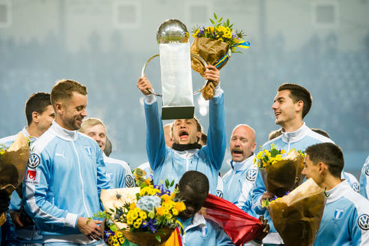Malmö FFs Magnus Wolff Eikrem lyfter Lennart Johanssons