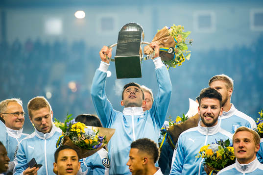 Malmö FFs Behrang Safari lyfter Lennart Johanssons pokal