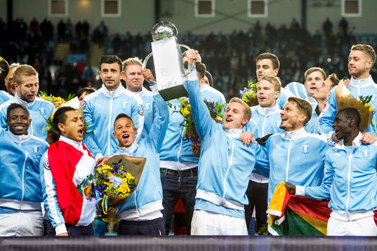 Malmö FFs Tobias Sana och Franz Brorsson lyfter Lennart