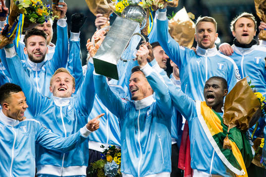 Malmö FFs Markus Rosenberg lyfter Lennart Johanssons pokal