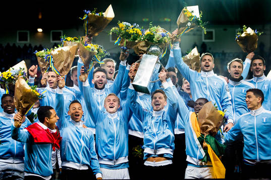 Malmö FFs Markus Rosenberg lyfter Lennart Johanssons pokal