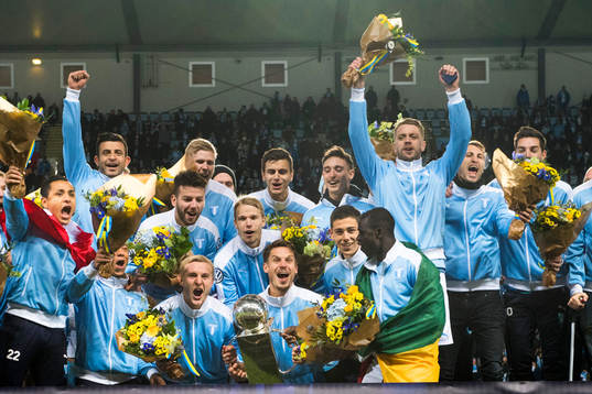 Malmö FFs Markus Rosenberg lyfter Lennart Johanssons pokal