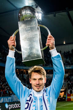 Malmö FFs Markus Rosenberg lyfter Lennart Johanssons pokal