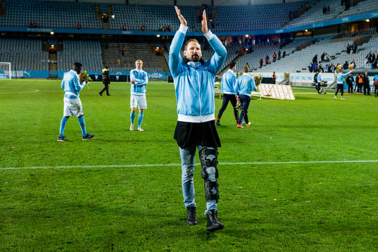 Malmö FFs målvakt Johan Wiland tackar publikenefter