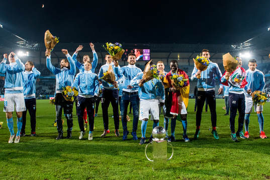 Malmö FFs spelare tackar publiken bakom Lennart Johanssons