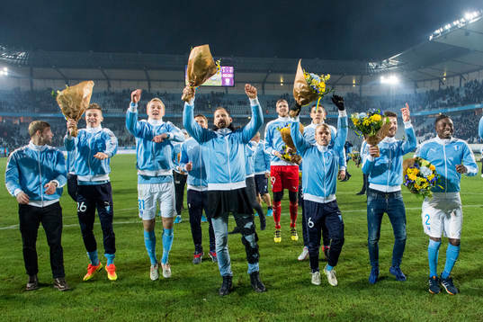 Malmö FFs spelare med målvakt Johan Wiland i mitten
