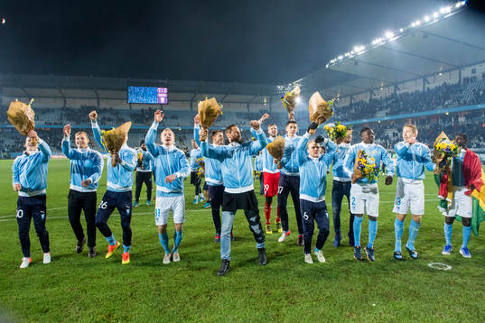 Malmö FFs spelare med målvakt Johan Wiland i mitten