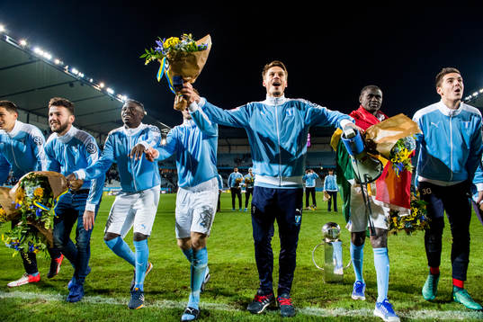 Malmö FFs spelare med Markus Rosenberg i mitten tackar