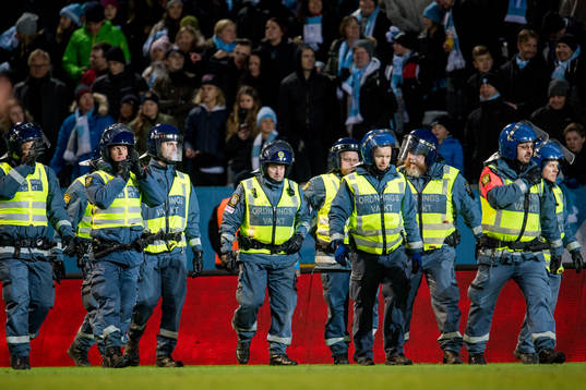 Ordningsvakter ger sig in på plan