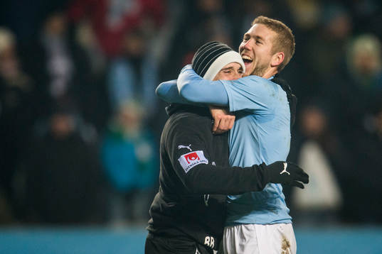 Malmö FFs Anton Tinnerholm kramar om fystränaren Ben Rosen