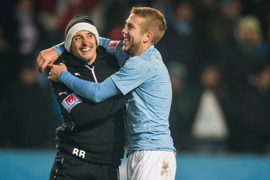 Malmö FFs Anton Tinnerholm kramar om fystränaren Ben Rosen