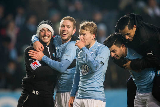 Malmö FFs Anton Tinnerholm kramar om fystränaren Ben