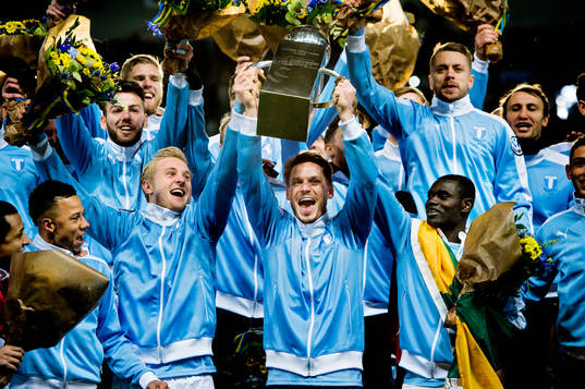 Malmö FFs Markus Rosenberg lyfter Lennart Johanssons pokal