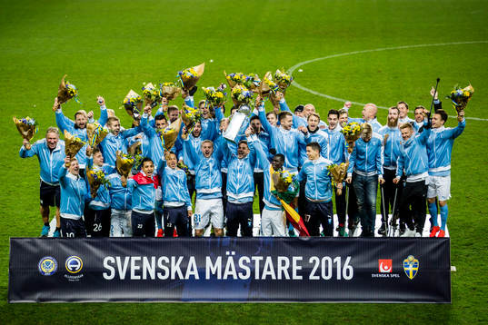 Malmö FFs spelare jublar med pokalen