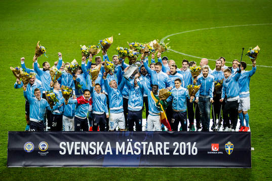 Malmö FFs spelare jublar med pokalen