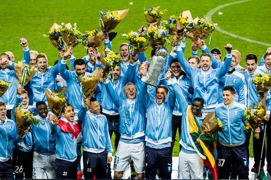 Malmö FFs spelare jublar med pokalen