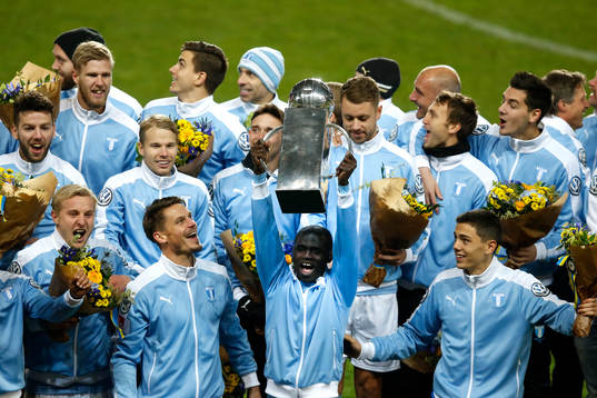 Malmö FFs spelare jublar med pokalen