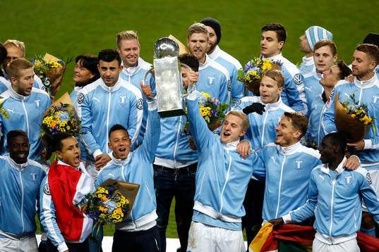 Malmö FFs spelare jublar med pokalen