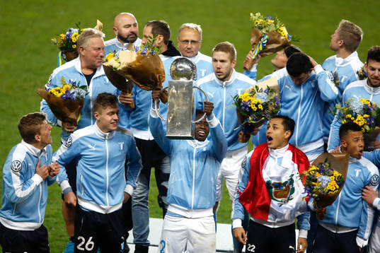 Malmö FFs spelare jublar med pokalen