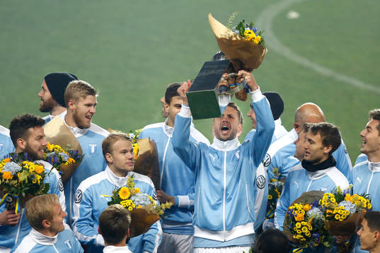 Malmö FFs spelare jublar med pokalen
