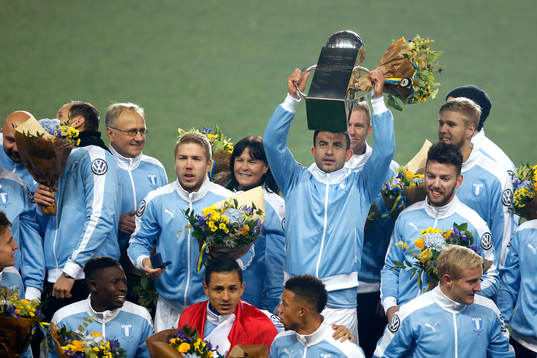 Malmö FFs spelare jublar med pokalen