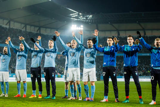 Malmö FFs spelare jublar eferr fotbollsmatchen i