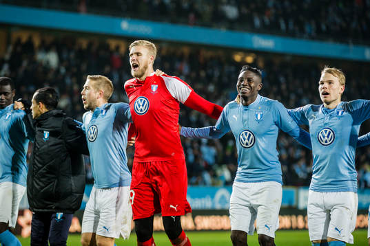 Malmö FFs spelare jublar eferr fotbollsmatchen i