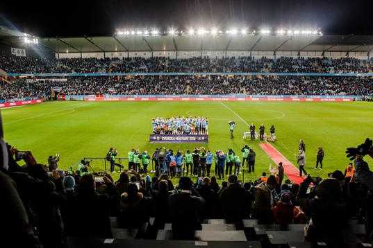 Malmö FFs spelare jublar med pokalen